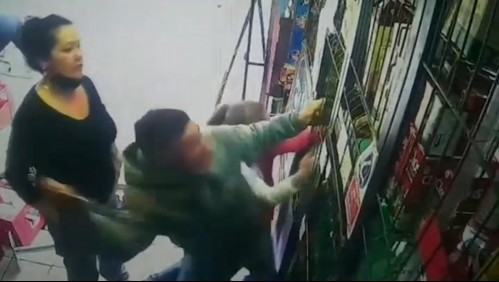 Video muestra brutal agresión con machete a un botillero por solicitar carnet de identidad para vender alcohol
