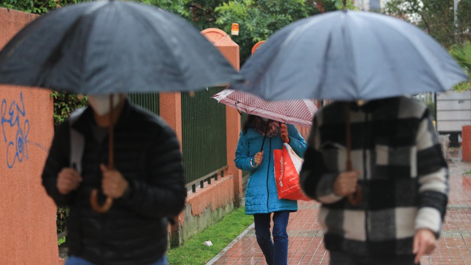 Lluvia en Santiago se mantendrá hasta la noche de este martes y podría volver el sábado Lluvia en Santiago se mantendrá hasta la noche de este martes y podría volver el sábado