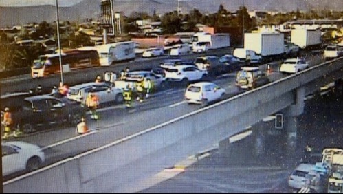 Colisión múltiple involucra a diez vehículos y un camión en Américo Vespucio Norte