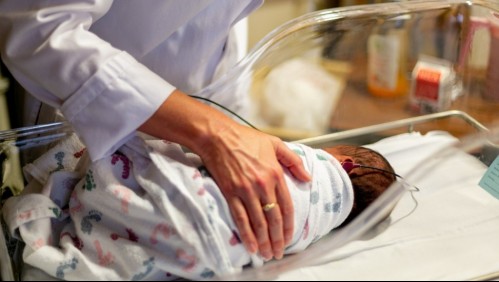 Hospital cambia a bebés que nacieron con horas de diferencia: una de las víctimas reclama pago millonario