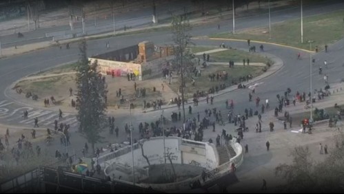 Manifestación en Plaza Italia da paso a incidentes, cortes de tránsito y cierre de acceso a estación de Metro