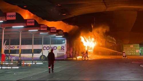 Gran incendio afectó a bodega de terminal de buses en Estación Central
