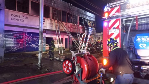 Incendio en Recoleta afecta tres locales comerciales: Hay un bombero herido tras sufrir caída de altura