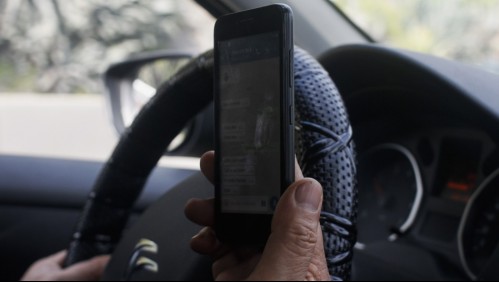 Multas de $160 mil y retiro de licencia: Así podrían ser sancionados conductores que usen el celular al volante