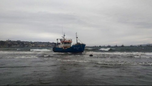 Lancha a motor varó en la bahía de Quintero: No había tripulación ni se registra contaminación en el lugar