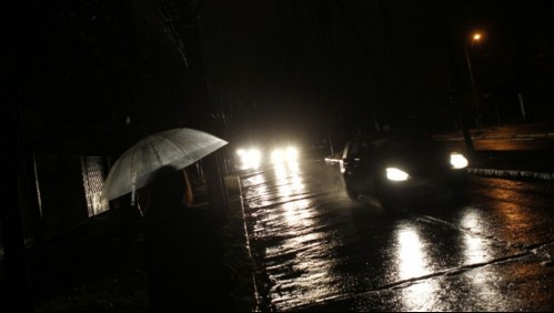 Sistema Frontal: Reportan cortes de energía eléctrica en distintas comunas de la zona centro sur