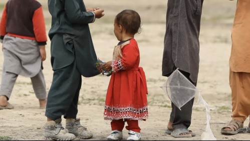 'Simplemente no sé qué más puedo hacer': padre afgano vende a su hija por 500 dólares para salvar a su familia