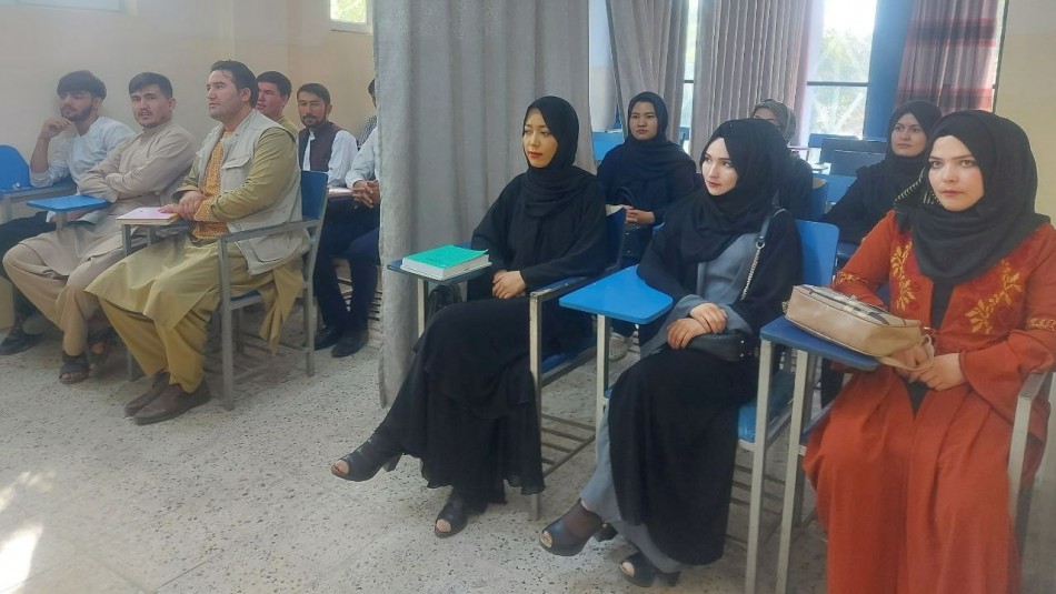 Los talibanes confirman que permitirán que las mujeres estudien... claro que separada de los hombres Los talibanes confirman que permitirán que las mujeres estudien... claro que separada de los hombres