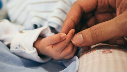 Doctores dejan caer a un bebé recién nacido y la madre exige justicia: 'Me lo quitaron cuando nació'