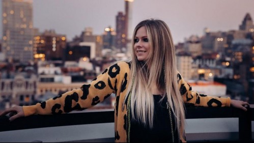 Avril Lavigne deslumbra con su atuendo punk de 6 mil dólares y la comparan con Jennifer Lopez