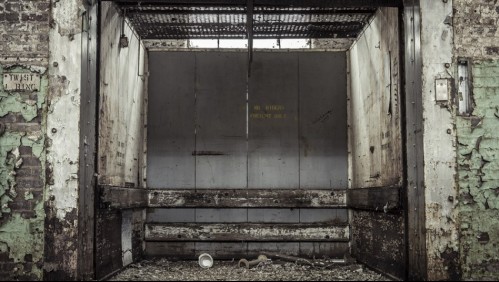Impactante hallazgo de esqueleto dentro de un ascensor que llevaba 24 años fuera de servicio en un hospital