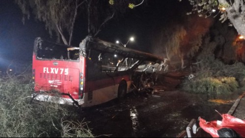 Desconocidos instalan barricada frente a un bus y lo queman: Conductor salió ileso