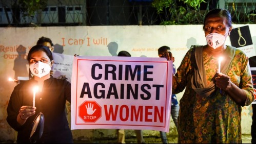 Mujer muere tras ser golpeada en violación masiva en India: hay un detenido y arriesga pena de muerte