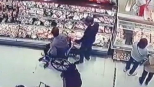 [VIDEO] Hombre engaña a todos usando silla de ruedas para robar en supermercado: se paró y escogió los mejores cortes