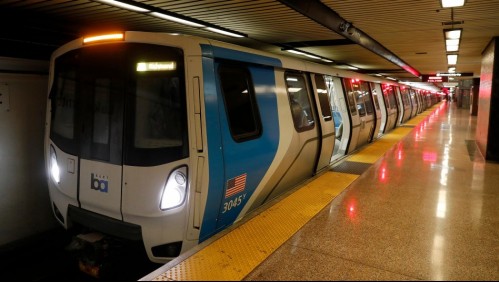 Mujer falleció al ser arrastrada por un tren: Quedó atorada en las puertas con la correa de su mascota
