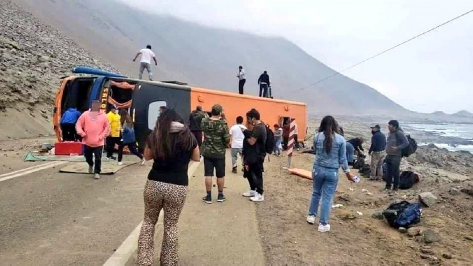 Bus de pasajeros se vuelca en Iquique y deja a 40 lesionados: 10 personas se encuentran en estado grave Bus de pasajeros se vuelca en Iquique y deja a 40 lesionados: 10 personas se encuentran en estado grave