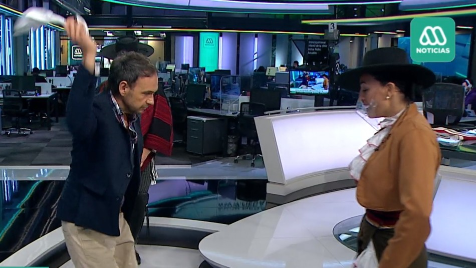 Sorprendió con su zapateo: Rodrigo Sepúlveda aprendió a bailar cueca en pleno noticiero Sorprendió con su zapateo: Rodrigo Sepúlveda aprendió a bailar cueca en pleno noticiero