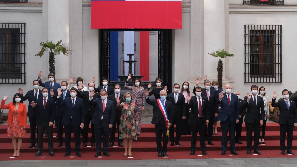 Presidente Piñera se sacó la foto oficial de 18 de septiembre con sus ministros y subsecretarios Presidente Piñera se sacó la foto oficial de 18 de septiembre con sus ministros y subsecretarios