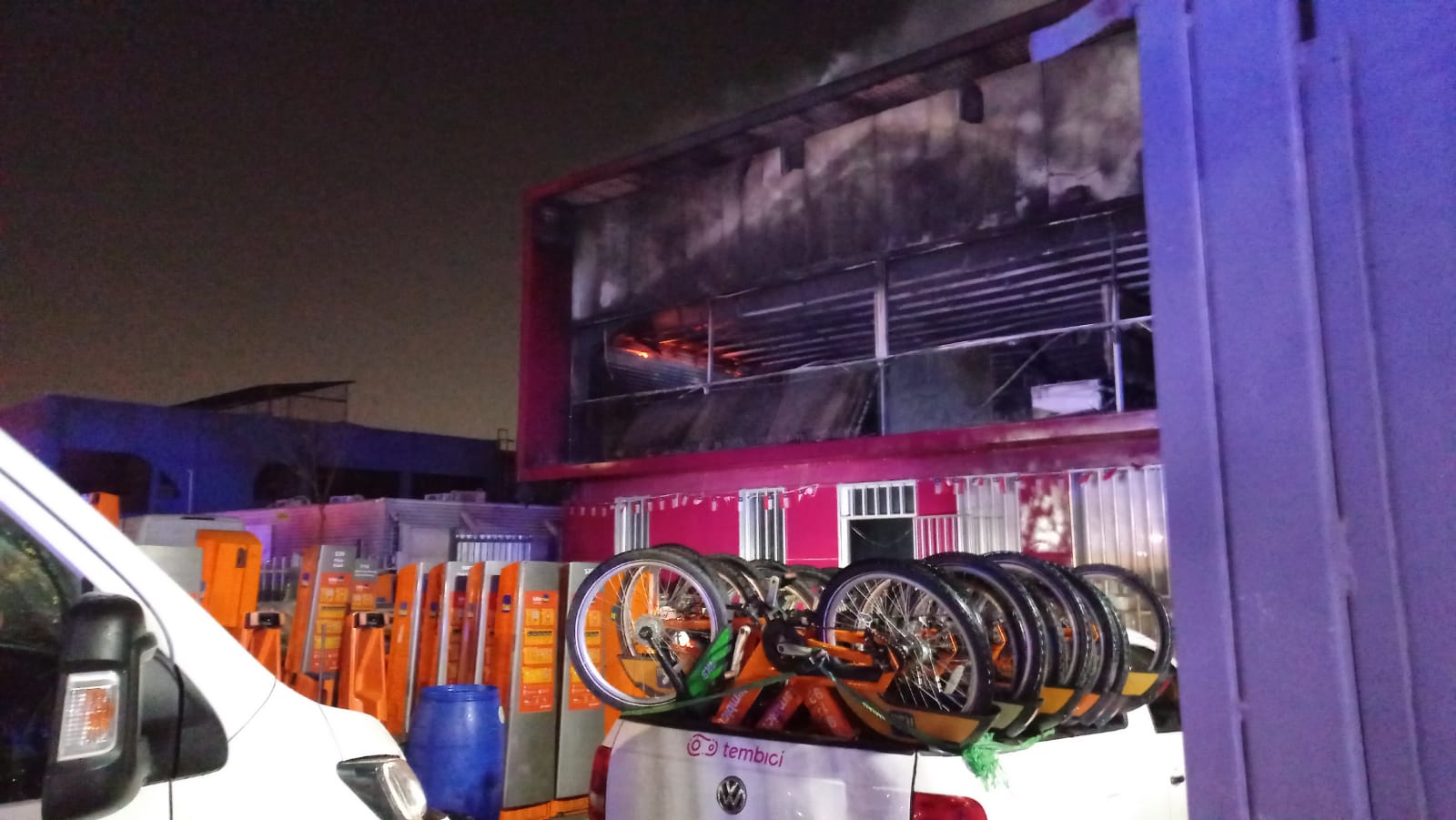 Dos Bomberos Lesionados En Gigantesco Incendio En Bodega De Bicicletas ...