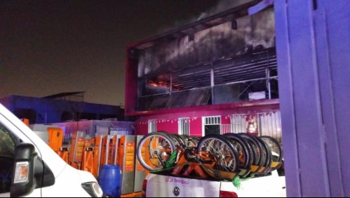 Dos bomberos lesionados en gigantesco incendio en bodega de bicicletas públicas