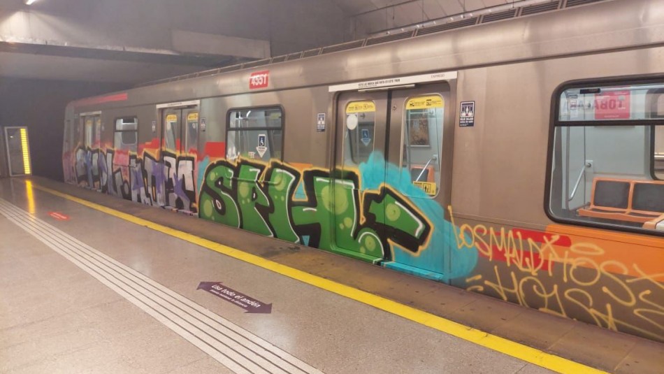 Detiene a cuatro sujetos por rayados a vagones del Metro de Santiago Detiene a cuatro sujetos por rayados a vagones del Metro de Santiago