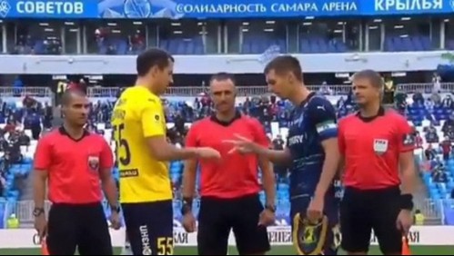 Árbitro de liga rusa olvidó moneda y pidió a capitanes definir el comienzo del partido con un 'cachipún'