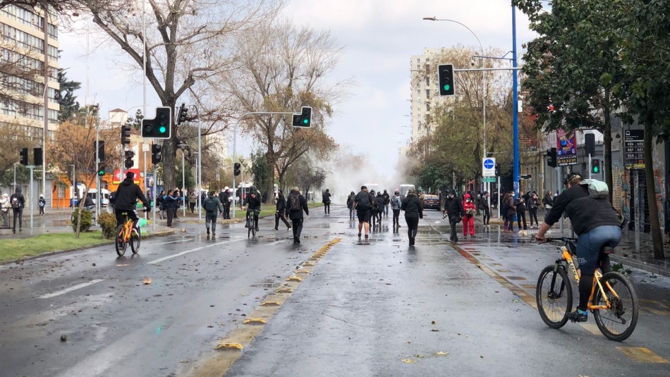 26 detenidos y una carabinera lesionada: Protestas y barricadas por realización de Parada Militar