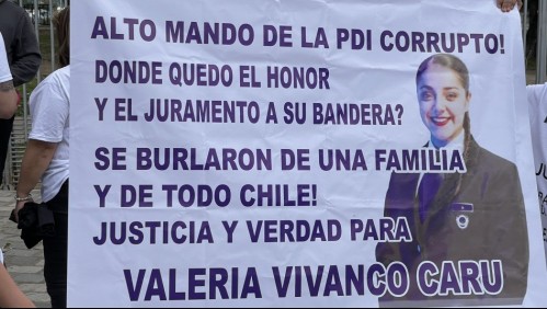 Parada Militar: Familia de fallecida PDI Valeria Vivanco protestó en el exterior del Parque O'Higgins