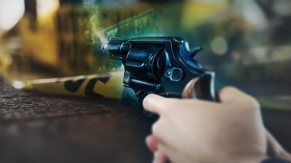 Mujer toma un revólver para sacarse una foto y termina matando a un amigo de un balazo en la cabeza en plena fiesta Mujer toma un revólver para sacarse una foto y termina matando a un amigo de un balazo en la cabeza en plena fiesta
