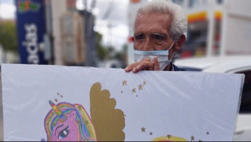 La dramática historia de adulto mayor que vende en la calle los dibujos de sus nietas para poder comprarles comida