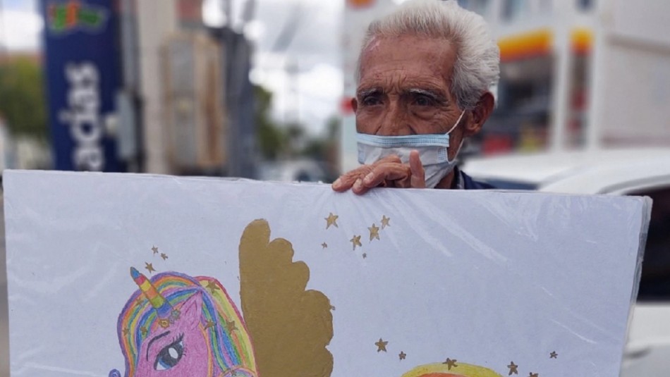 adulto-mayor-vende-en-la-calle-los-dibujos-de-sus-nietas-para-poder-comprarles-comida La dramática historia de adulto mayor que vende en la calle los dibujos de sus nietas para poder comprarles comida