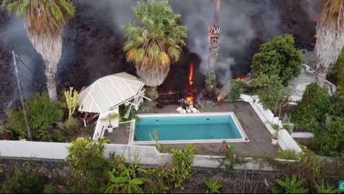 Drone capta momento exacto en que lava llega a una piscina en España