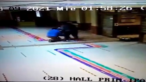 [VIDEO] 'Vi que venía saliendo y lo sujeté': Hombre ayudó a su esposa a dar a luz en el pasillo del Hospital de Lautaro