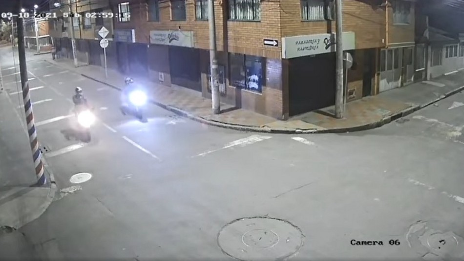 Cuatro delincuentes en motos asaltan a dos robacasas en pleno atraco: Así quedaron grabados Cuatro delincuentes en motos asaltan a dos robacasas en pleno atraco: Así quedaron grabados