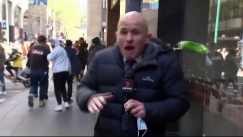 Periodista agredido cuando despachaba en vivo y disparos de la policía en violenta protesta antivacuna en Australia