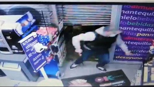 Roban local en strip center de Ñuñoa pero su auto queda en panne y son detenidos mientras empujaban
