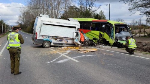 Accidente entre minibús y vehículo menor deja un fallecido y 29 lesionados en Villarrica