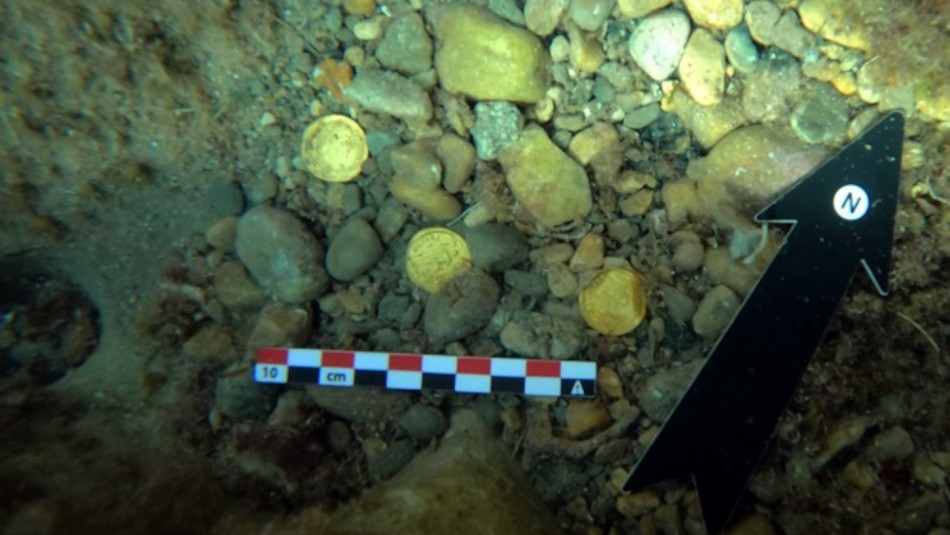 monedas-de-oro Buzos aficionados descubren en el fondo del mar un tesoro que los romanos habrían escondido