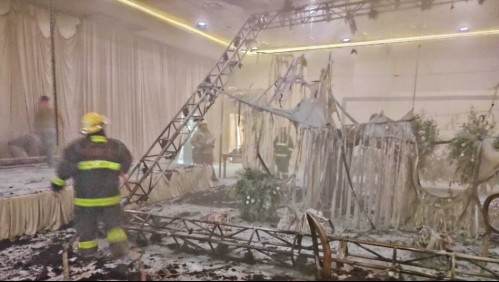 [VIDEO] Boda acaba en feroz incendio tras uso pirotecnia al interior del salón de eventos