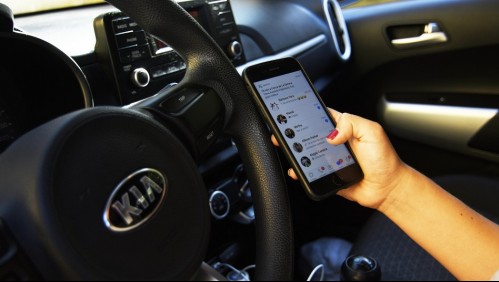 Multas de hasta $160 mil y retiro de licencia: Aprueban ley que castiga a quienes usen celular mientras manejan