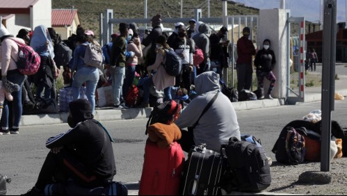 Centenares de extranjeros cruzan de Bolivia a Chile pese a anuncio del Gobierno de retomar expulsiones
