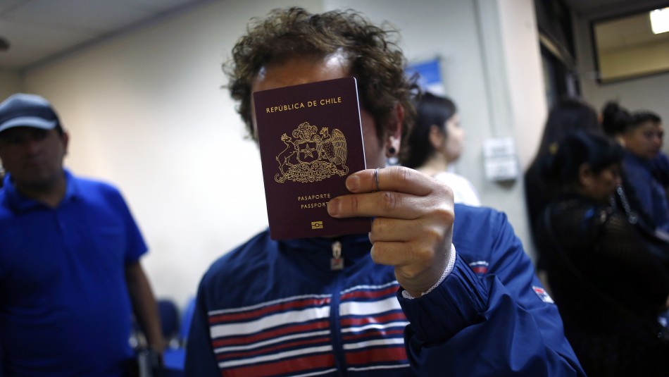 Condenan a 3 y 5 años de libertad vigilada a funcionarios del Registro Civil que vendían pasaportes adulterados Condenan a 3 y 5 años de libertad vigilada a funcionarios del Registro Civil que vendían pasaportes adulterados