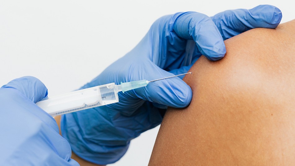 Hombre propina golpiza a enfermera por vacunar contra el coronavirus a su esposa sin Hombre propina golpiza a enfermera por vacunar contra el coronavirus a su esposa sin