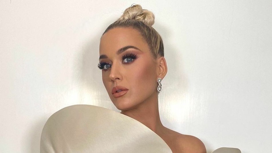 Katy Perry sorprende con su nuevo color de cabello luciendo un vestido de látex rosa: Lleva su melena pelirroja Katy Perry sorprende con su nuevo color de cabello luciendo un vestido de látex rosa: Lleva su melena pelirroja
