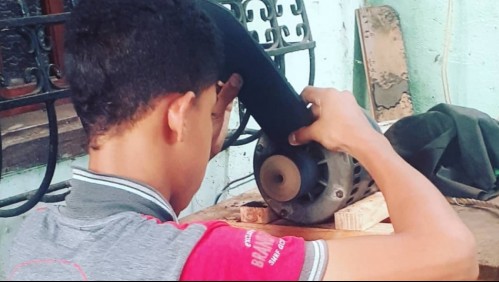 La historia del joven de 14 años que fabrica sandalias para sacar a su familia de la pobreza
