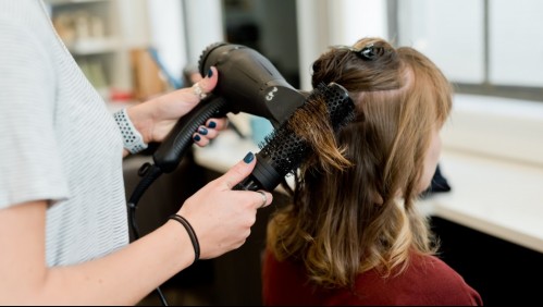 Cortan mal el pelo a una modelo provocándole una grave depresión y ahora recibirá millonaria indemnización