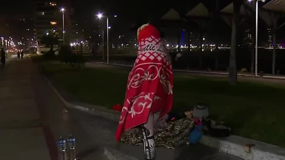 Migrantes pasarán la noche en la playa tras polémico desalojo en Iquique Migrantes pasarán la noche en la playa tras polémico desalojo en Iquique