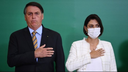 Polémica en Brasil: Critican a la esposa de Bolsonaro por vacunarse contra el coronavirus en EEUU