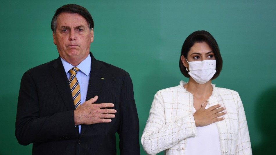 Polémica en Brasil: Critican a la esposa de Bolsonaro por vacunarse contra el coronavirus en EEUU Polémica en Brasil: Critican a la esposa de Bolsonaro por vacunarse contra el coronavirus en EEUU