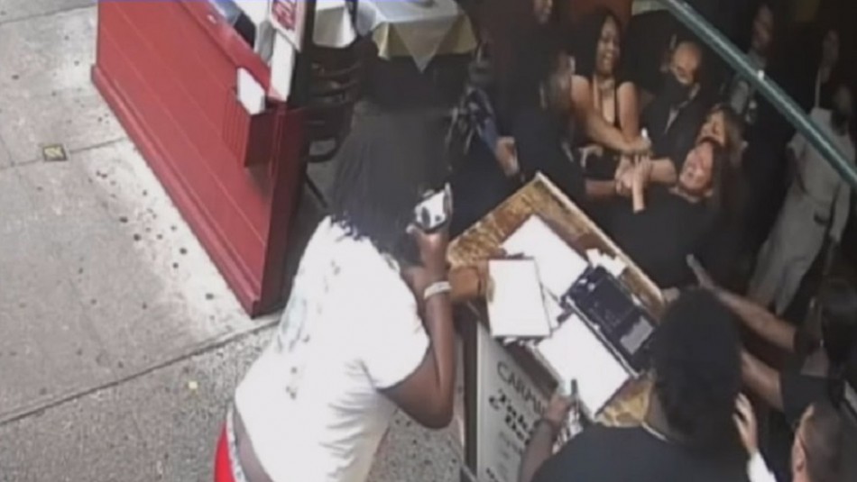 El insólito video de tres mujeres golpeando a una recepcionista por pedirle el certificado de vacunación El insólito video de tres mujeres golpeando a una recepcionista por pedirle el certificado de vacunación